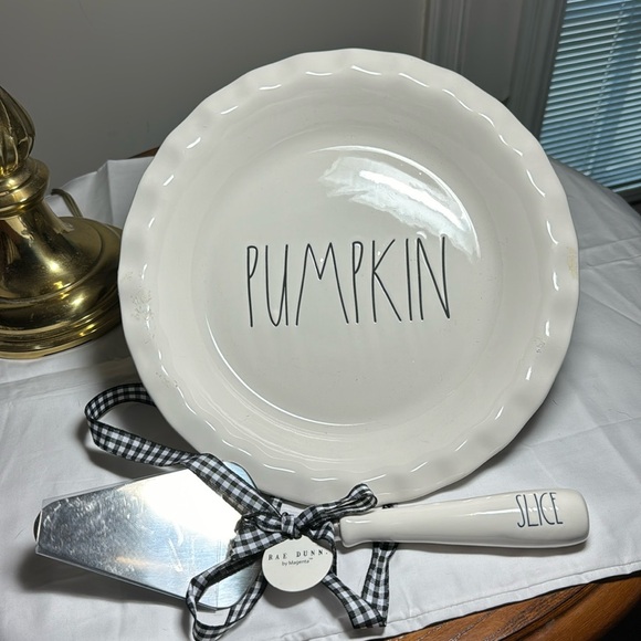 Rae Dunn Pumpkin pie baking dish with pie server - Picture 1 of 4